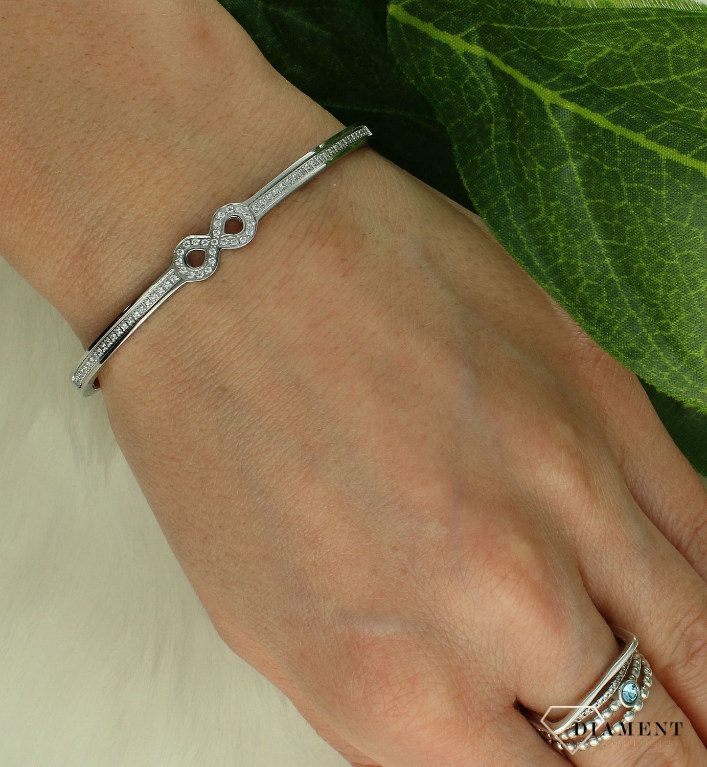 Bransoletka damska sztywna z nieskończonością i cyrkoniami Nomination 029501 065 z kolekcji Pretty Bangles. Bransoletka wykonana z najwyższej jakości stali szlachetnej, dzięki czemu jej posiadaczka będzie mogła długo cieszyć się jej pięknym wyg.jpg